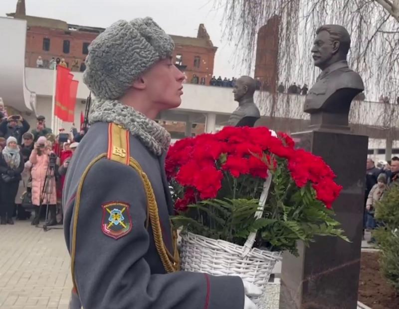 Stalingrade oficialiai atidengtas paminklas Stalinui