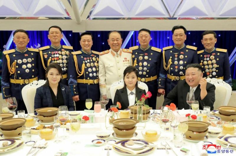 Kim Jong Unas su šeima