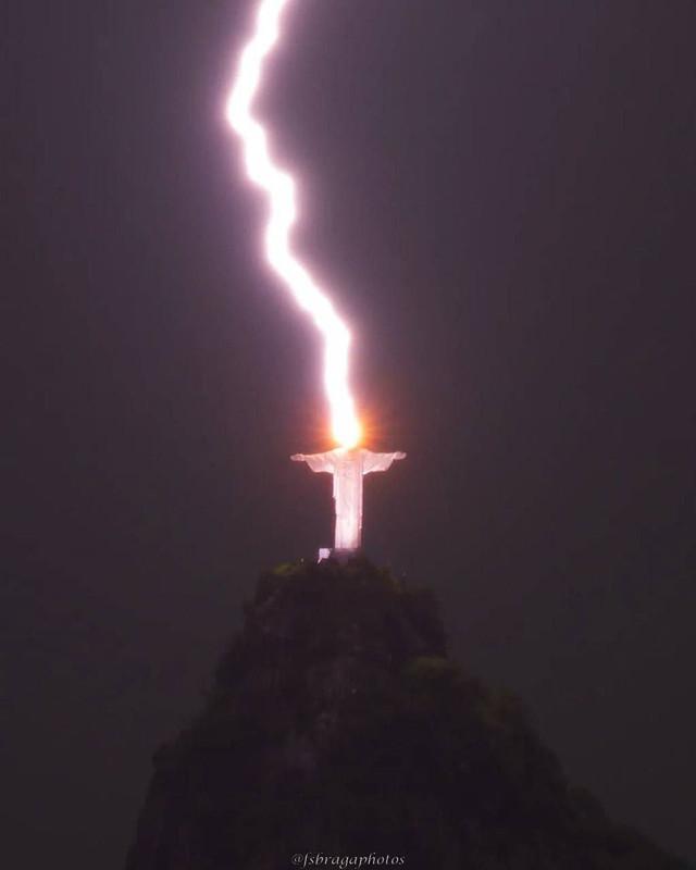 Brazilijoje žaibas trenkė į Kristaus statulą