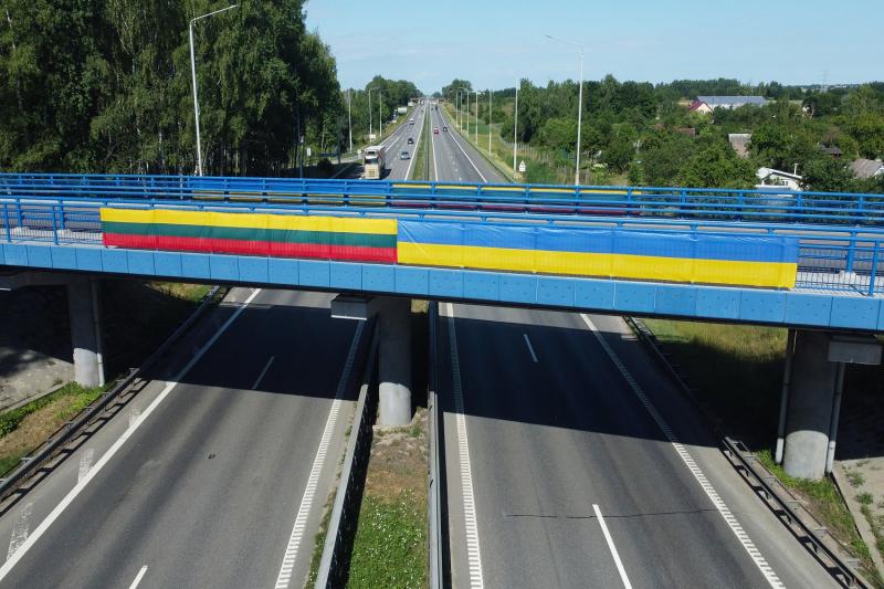 100 km kelio nušvito Ukrainos spalvomis