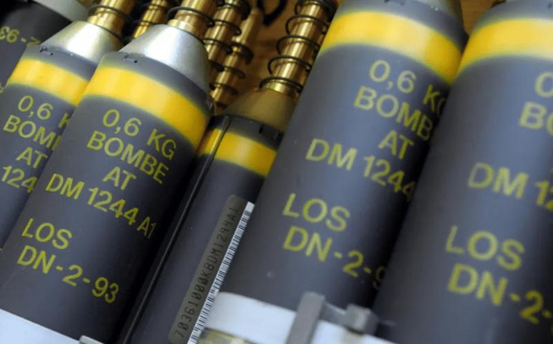 JAV Ukrainai tieks daugelyje valstybių draudžiamus kasetinius šaudmenis