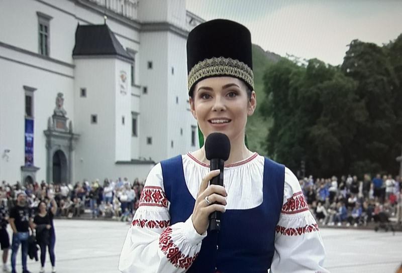 Valstybės dienos šventės parodija su turkiška kepure ir gramatine klaida ant kartoninės 