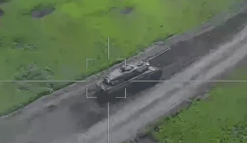 Užfiksuotas „Leopard 2A6“ tanko sunaikinimas dronu kamikadze „Lancet“