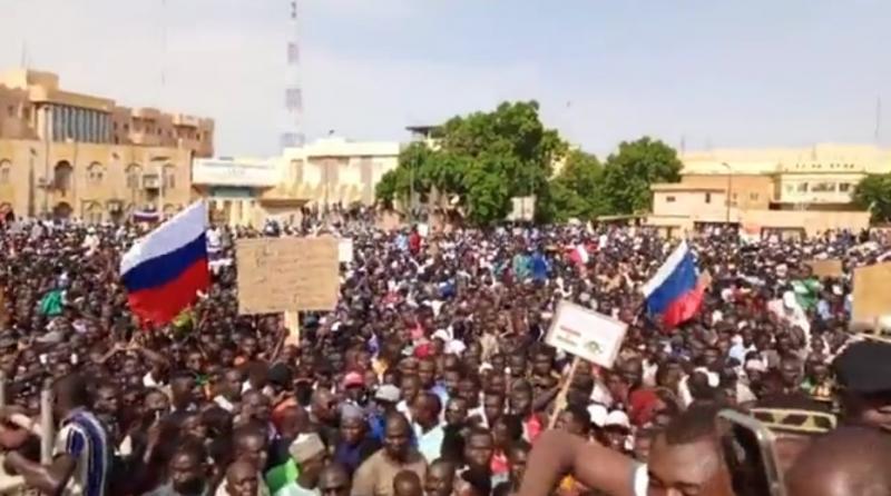Afrikiečiams perkaito galvos: mosikuodami Rusijos vėliavomis iš savo šalies vijo lauk prancūzus