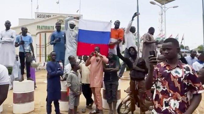 Prancūzija pradėjo evakuoti savo piliečius iš Nigerio