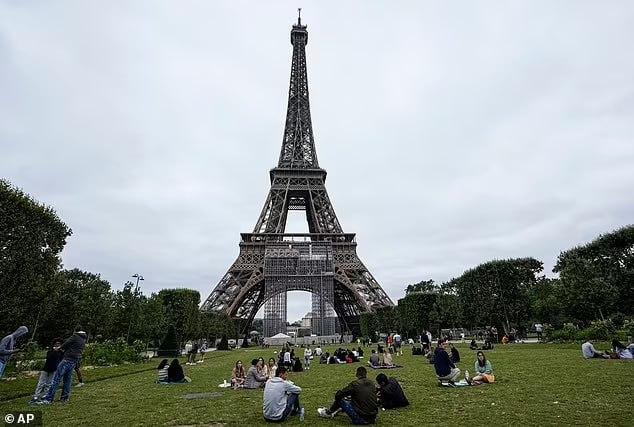 Ar norite pamatyti Eifelio bokštą? Jei taip, pasiruoškite grupiniam seksui!
