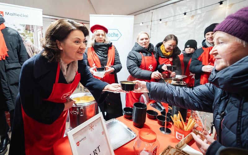 Gerovės Lietuvos pasiekimai: G. Nausėdos žmona pilstė nuskurdintiems seneliams nemokamą sriubą