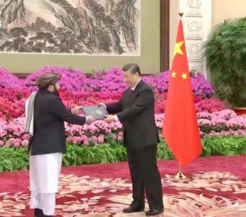 Xi Jinpingas priėmė Talibano ambasadorių