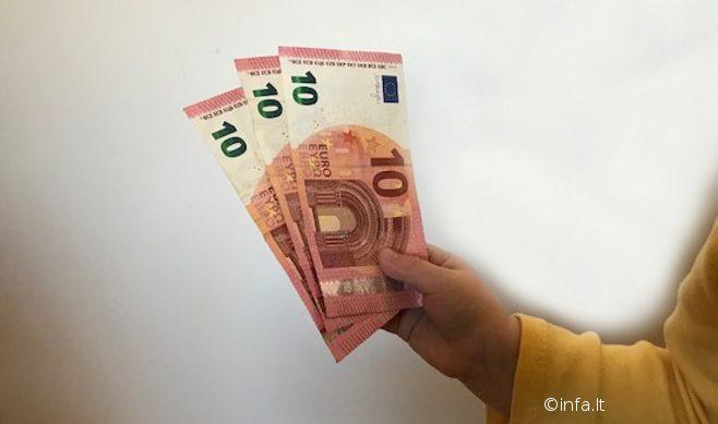 Orbanas: Vengrijos konstitucija galėtų garantuoti teisę naudotis grynaisiais pinigais