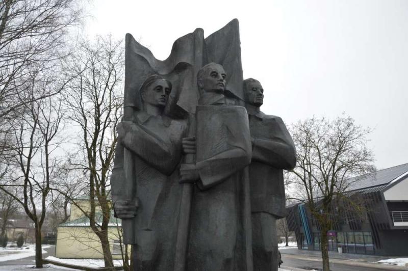 Prašoma nukelti sovietinį paminklą „Vėliavnešiai“