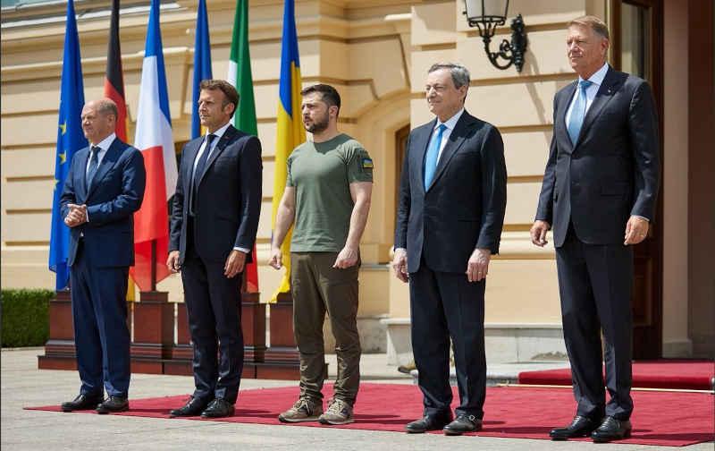 E. Macronas: daugelis ES šalių pritaria galimam karių siuntimui į Ukrainą