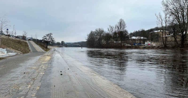Rusijos pasieniečiai iš Estijos vandenų Narvos upėje pašalino sieną žyminčius plūdurus