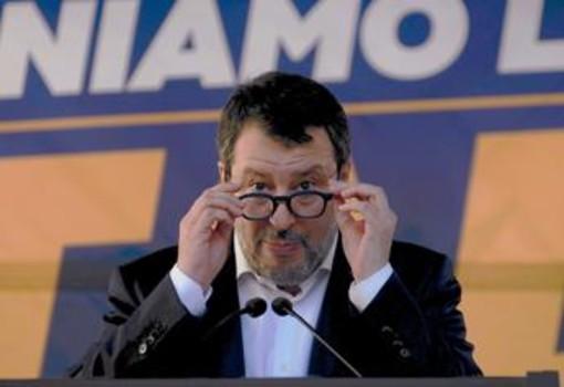 Salvini patarė Makronui pačiam vykti kariauti ir nesukti italams kiaušų