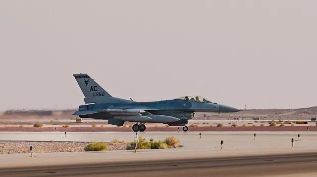 Rusija: F-16 ir jų aerodromai bus teisėtas taikinys, jei šie lėktuvai dalyvaus koviniuose skrydžiuose