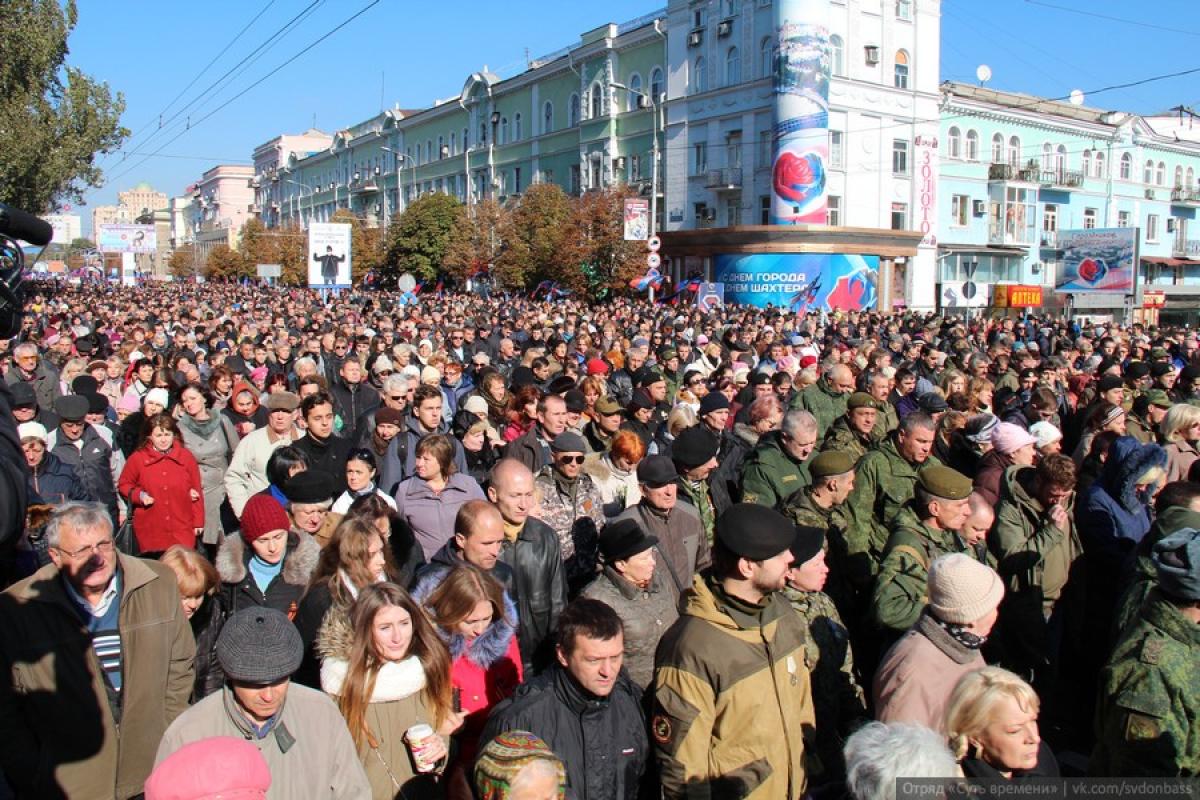 Kijevo “žydobanderininkai” šoke: su jų nužudytu Donbaso didvyriu „Motorola“ atėjo atsisveikinti 50000 Donecko gyventojų