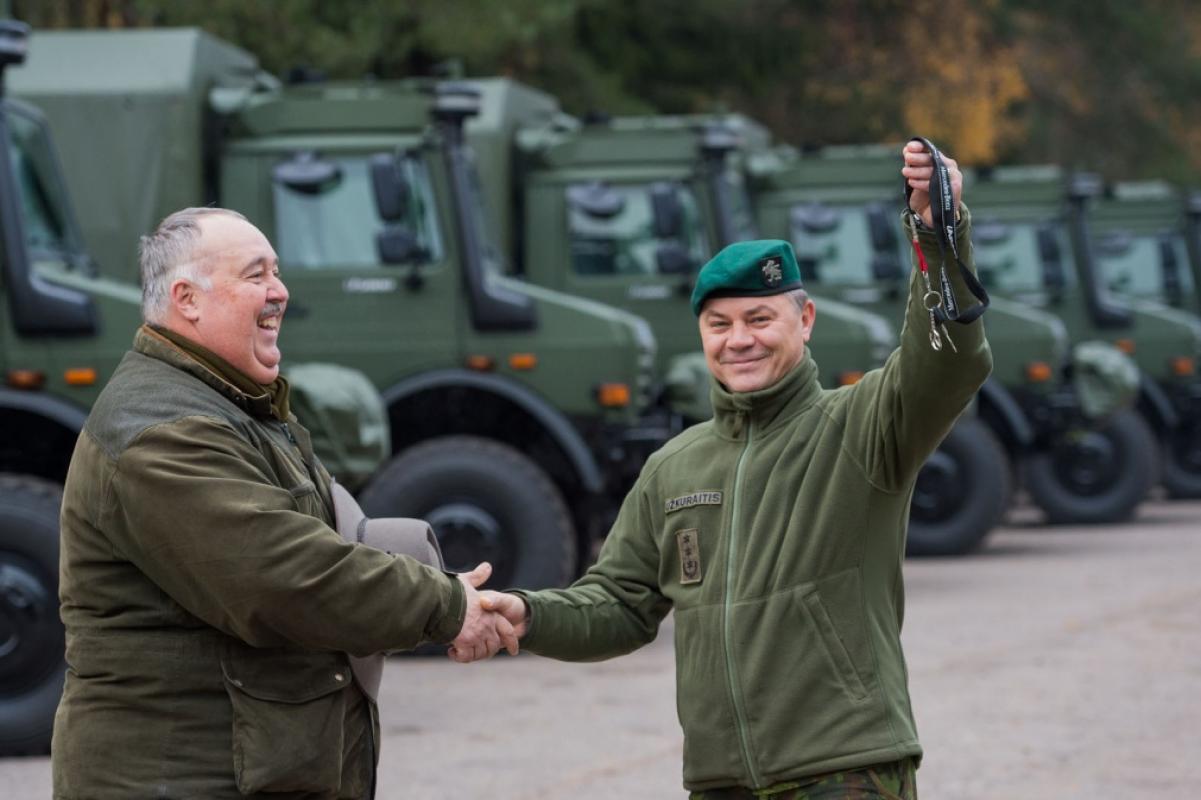 Gąsdinimai Puolančiu Rusu duoda pelną: Lietuvos kariuomenė sumokėjo 70 mln eurų Vokietijos megakoncernui už sunkvežimius