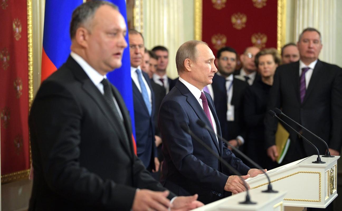 Vladimiras Putinas: Žmonės, fabrikuojantys feikus kaip „Trampo dosje“, blogiau, negu prostitutės