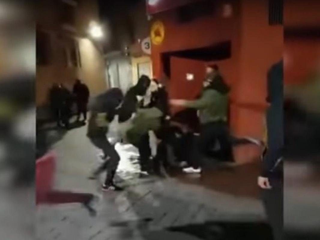 Ispanijoje antifa banditai suspardė moterį už nacionalinės vėliavos spalvų apyrankę