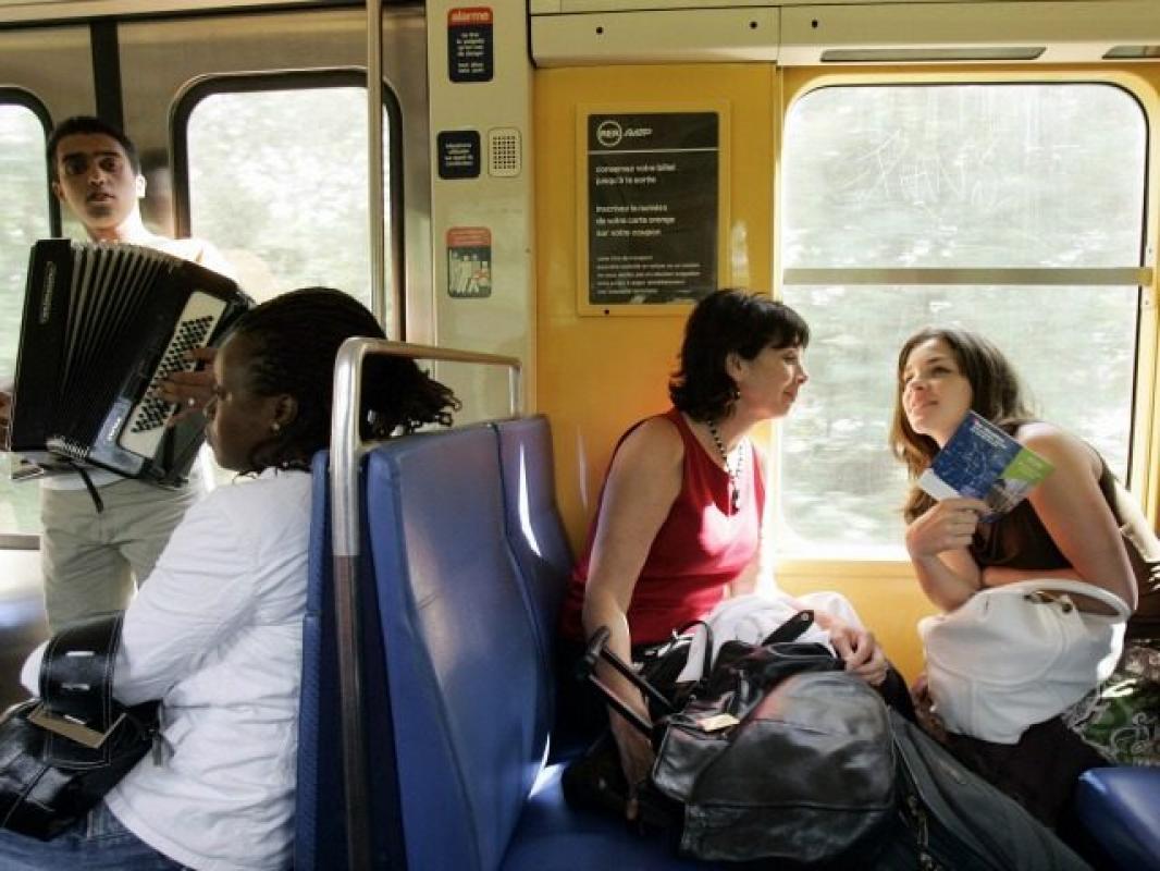 56 procentai Paryžiaus moterų bijo naudotis viešuoju transportu