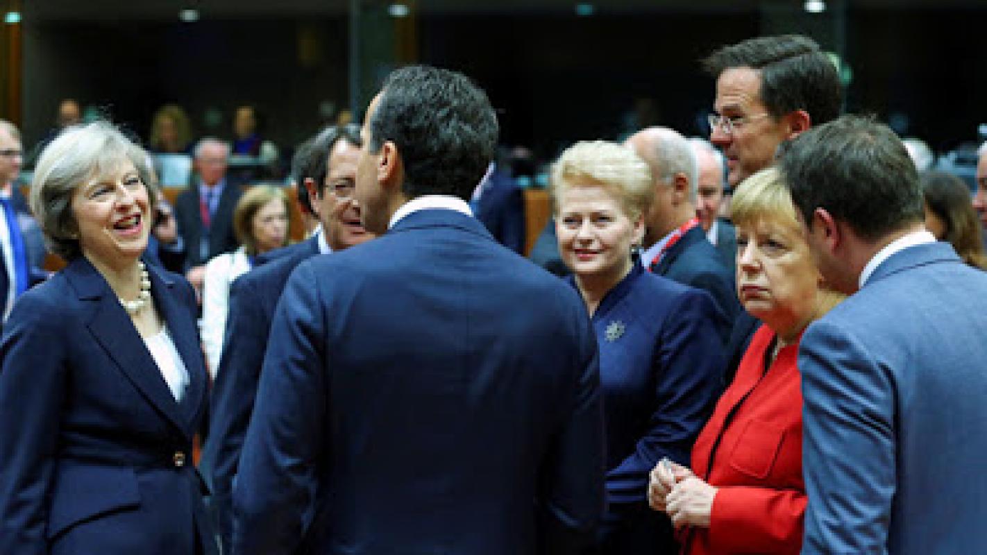 Bevaikiai Europos Sąjungos vadovai, kaip Europos išnykimo ir degradacijos simbolis