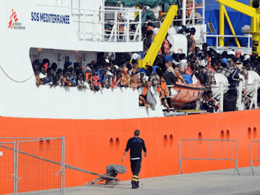 Nelegalių migrantų vežimą iš Afrikos į Europą vykdo vokiečių nevyriausybinės organizacijos (90%). Italija mėgina įvesti tvarką