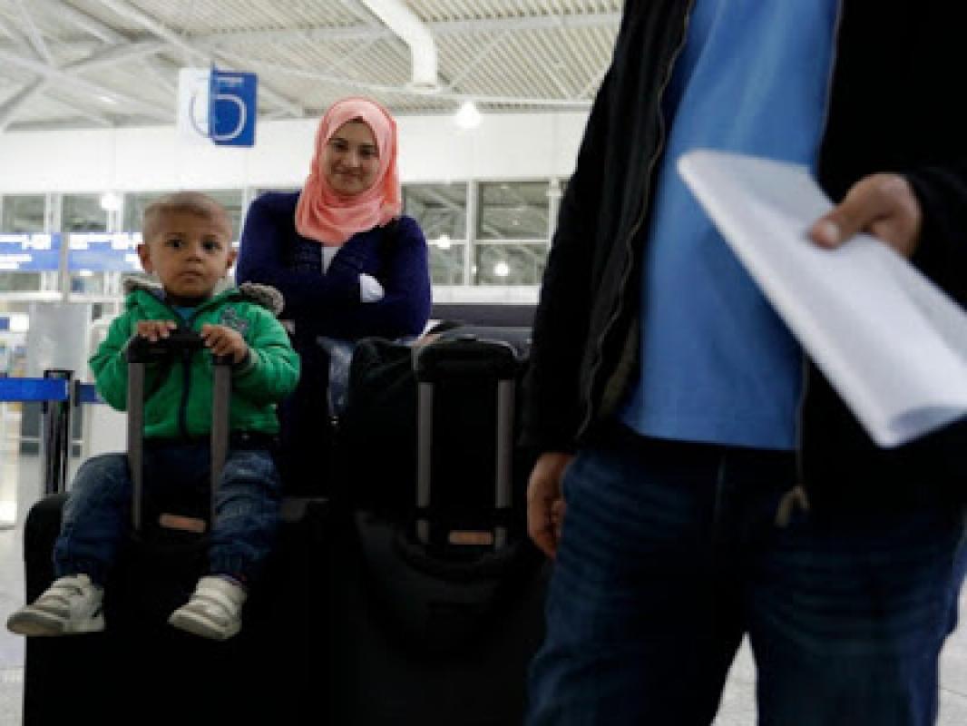 Europos okupantai - „pabėgėliai“ vyksta atostogauti į savo kilmės šalis, kur jiems neva grėsė mirtinas pavojus