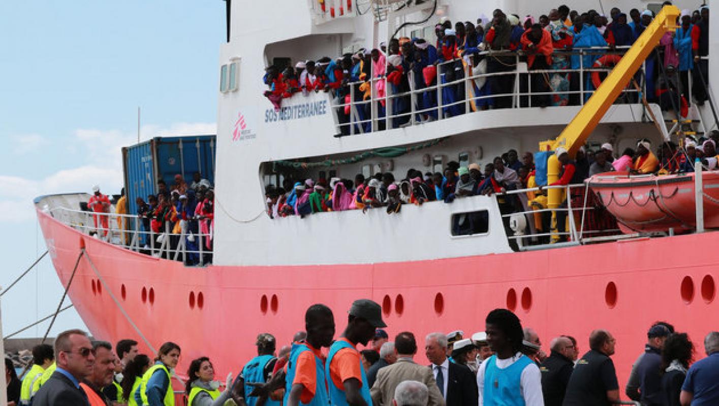 Italijai sunkiai sekasi apmauti antsnukius sorošinėms NVO, užsiimančioms nelegalių migrantų vežimu iš Afrikos