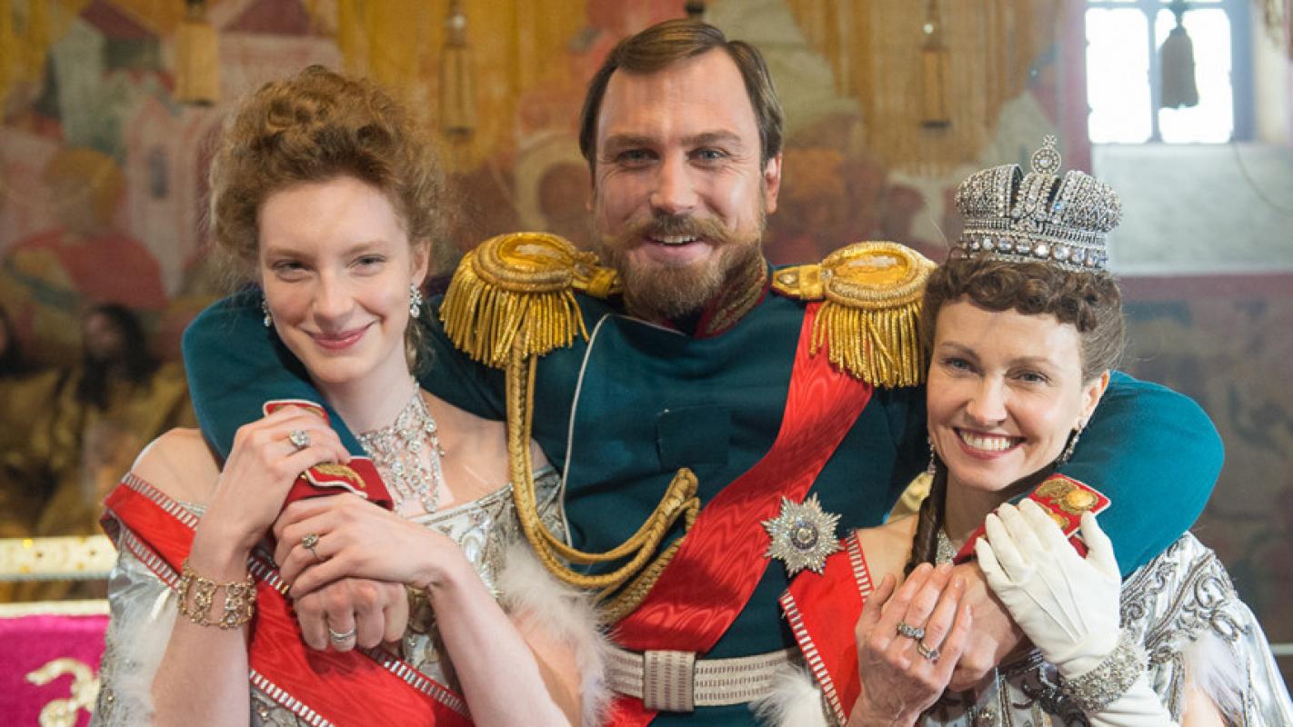 Išrinktosios tautos atstovai tyčiojasi iš rusų: Stačiatikių šventąjį Nikolajų II suvaidino aktorius, viešai kaišiojantis sau į užpakalį dešrą ir koliojantis Rusiją!