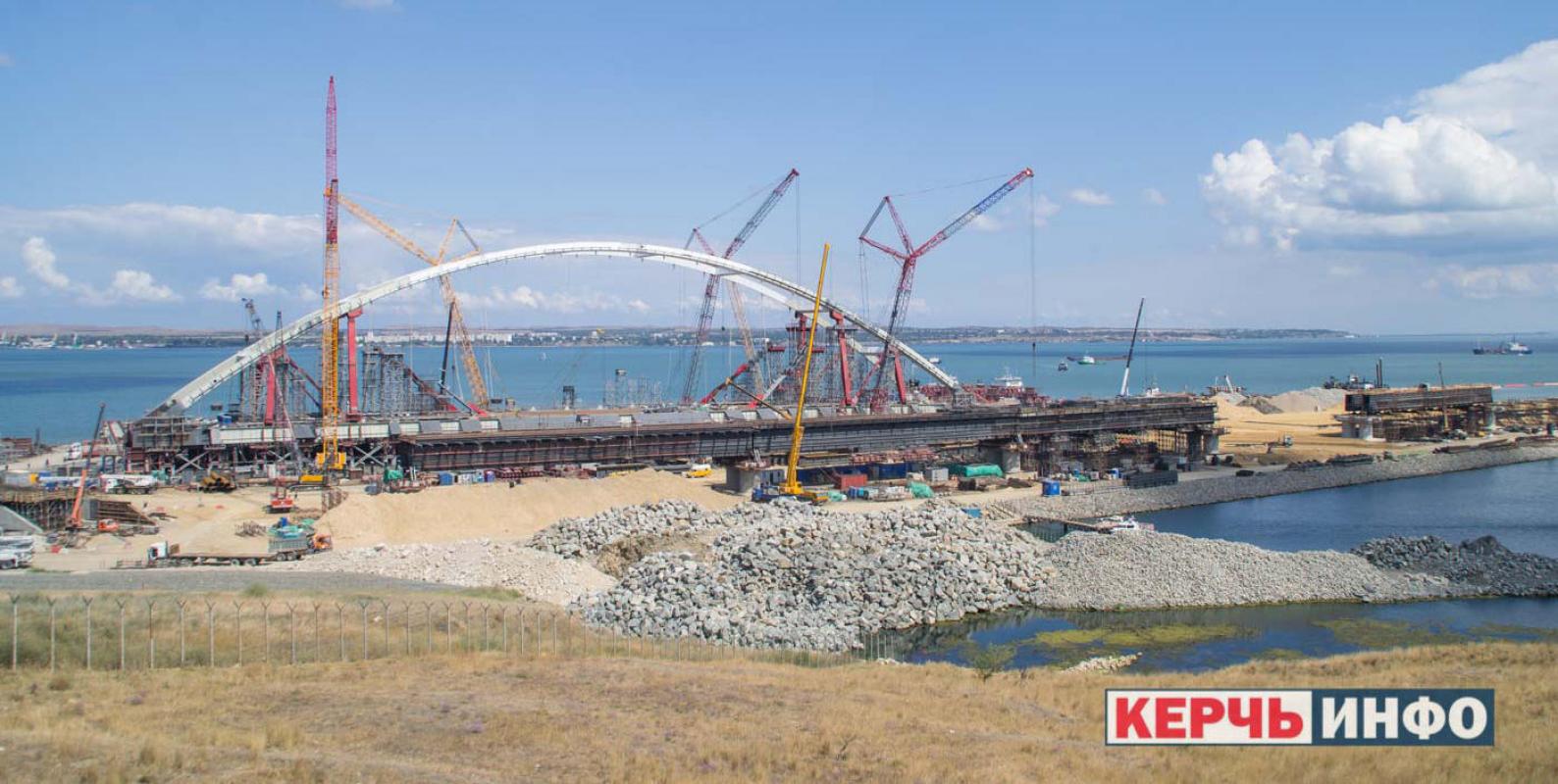 Krymo tiltas: 5.000 tonų sverianti automobilių juostos arka pradėjo savo kelią į farvaterį