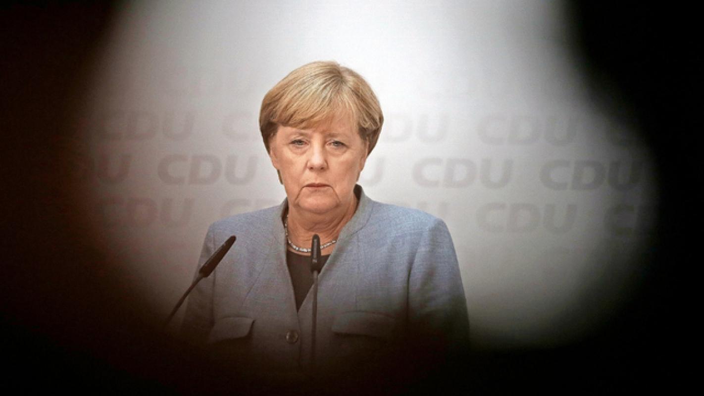 „Basler Zeitung“ apie Merkel: Pasėjo vėją ir nupjovė audrą. Jeigu ponia kanclerė turėtų nors kiek išminties ji atsistatydintų