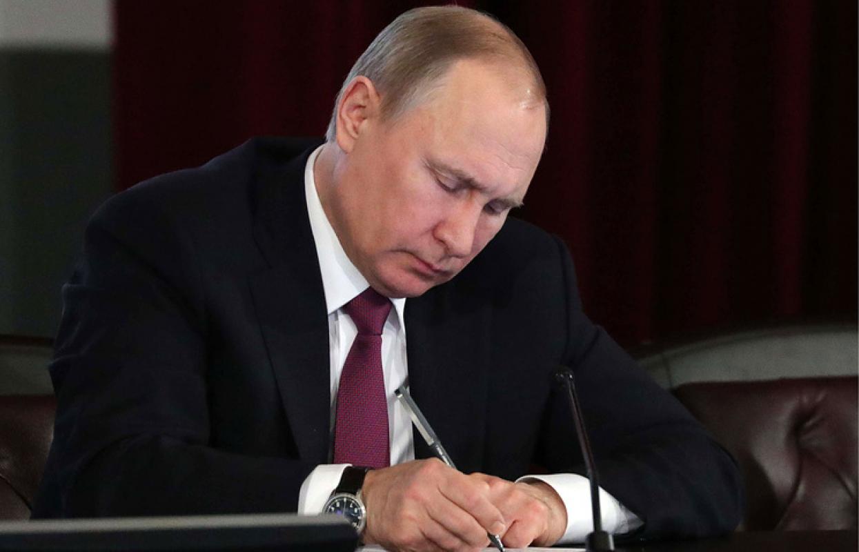 Putinas paskelbė, kad Rusija turi susigrąžinti ekonominį suverenitetą ir atsijungti nuo dolerinės sistemos