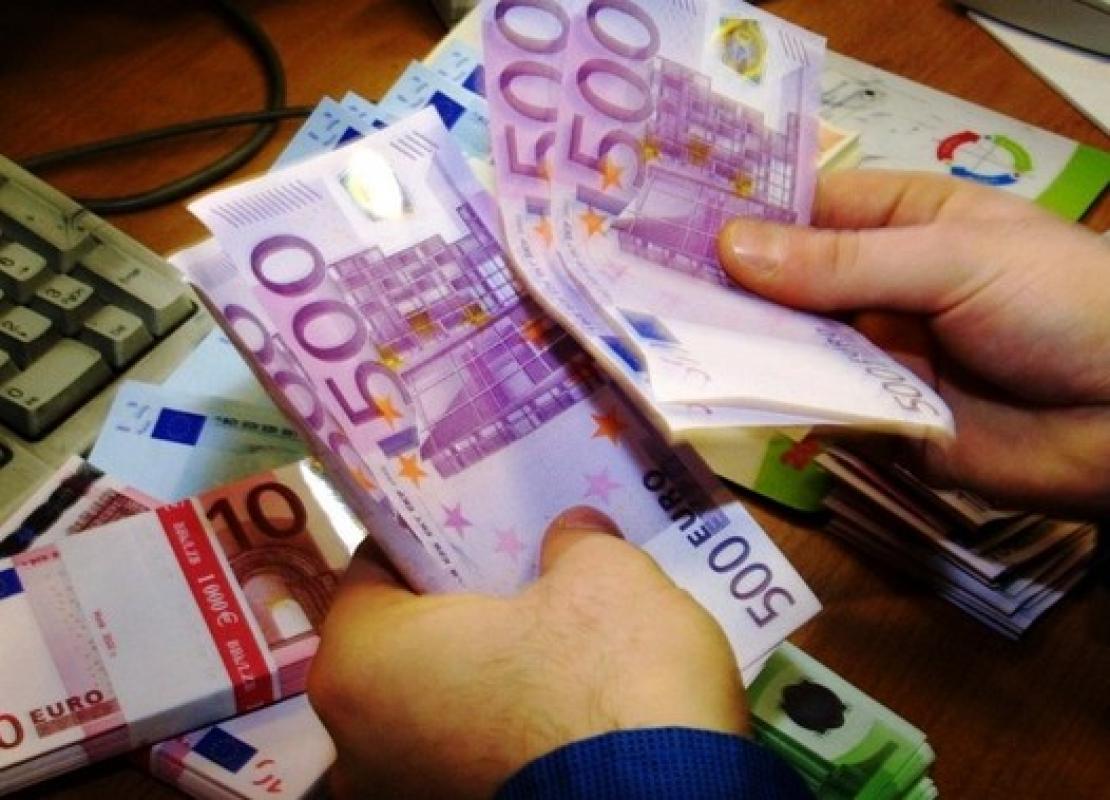 Vyriausybė pritarė mažiausio darbo užmokesčio didinimui iki 400 eurų