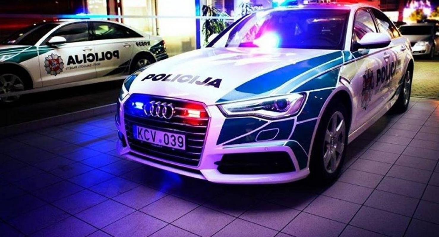 Policijos pareigūnai persėda į modernius automobilius