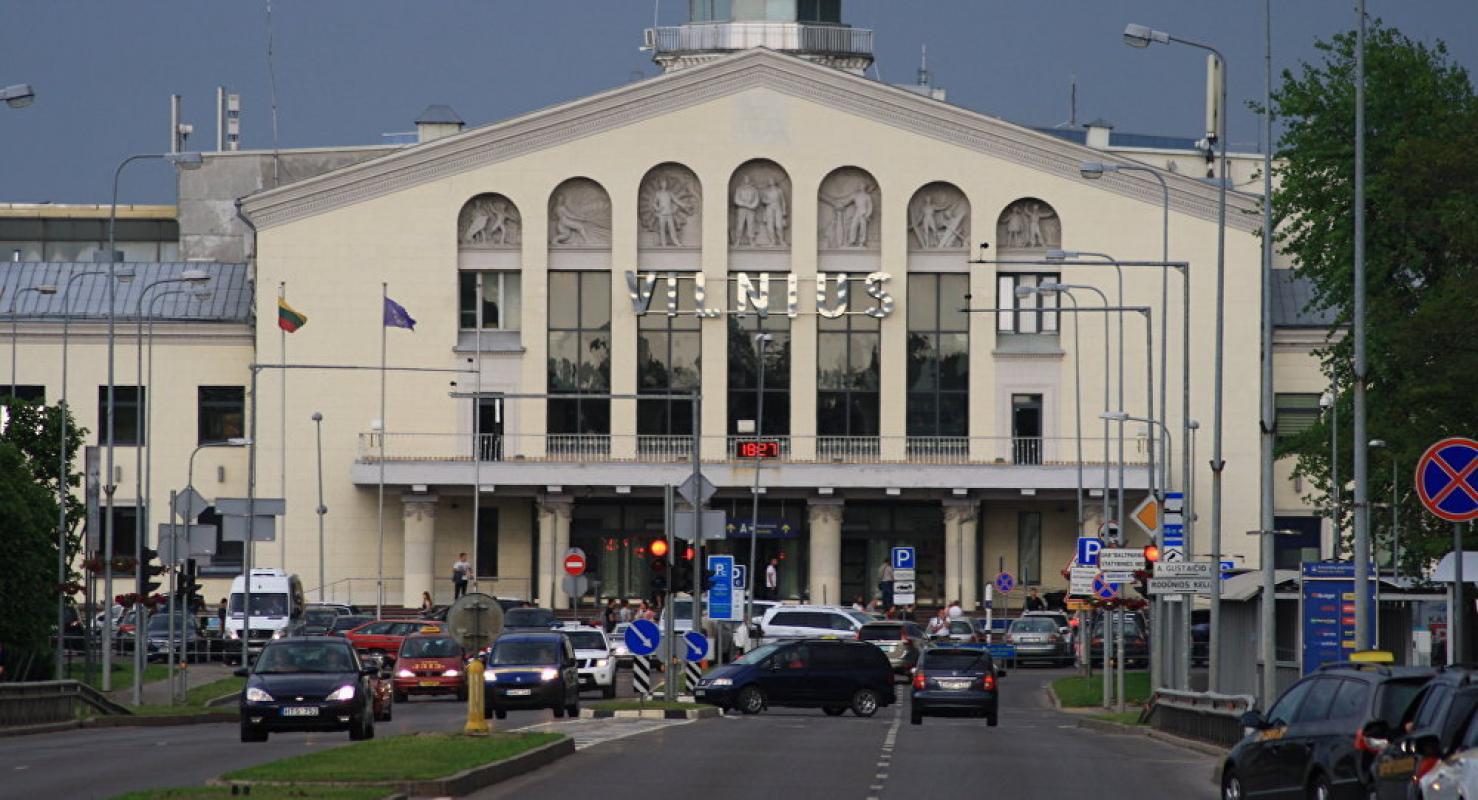 Vilniaus oro uosto muitinė nekorektiškai ieškojo narkotikų pas Baltarusijos pilietę. Nieko nerado ir pakvietė atvažiuoti dar