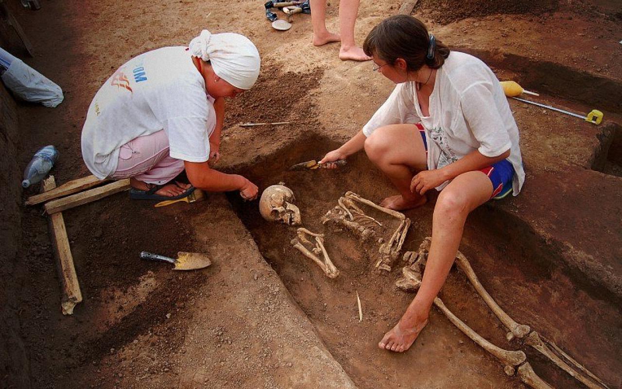 Ką archeologai atkas mūsų kapuose po 1000 metų?