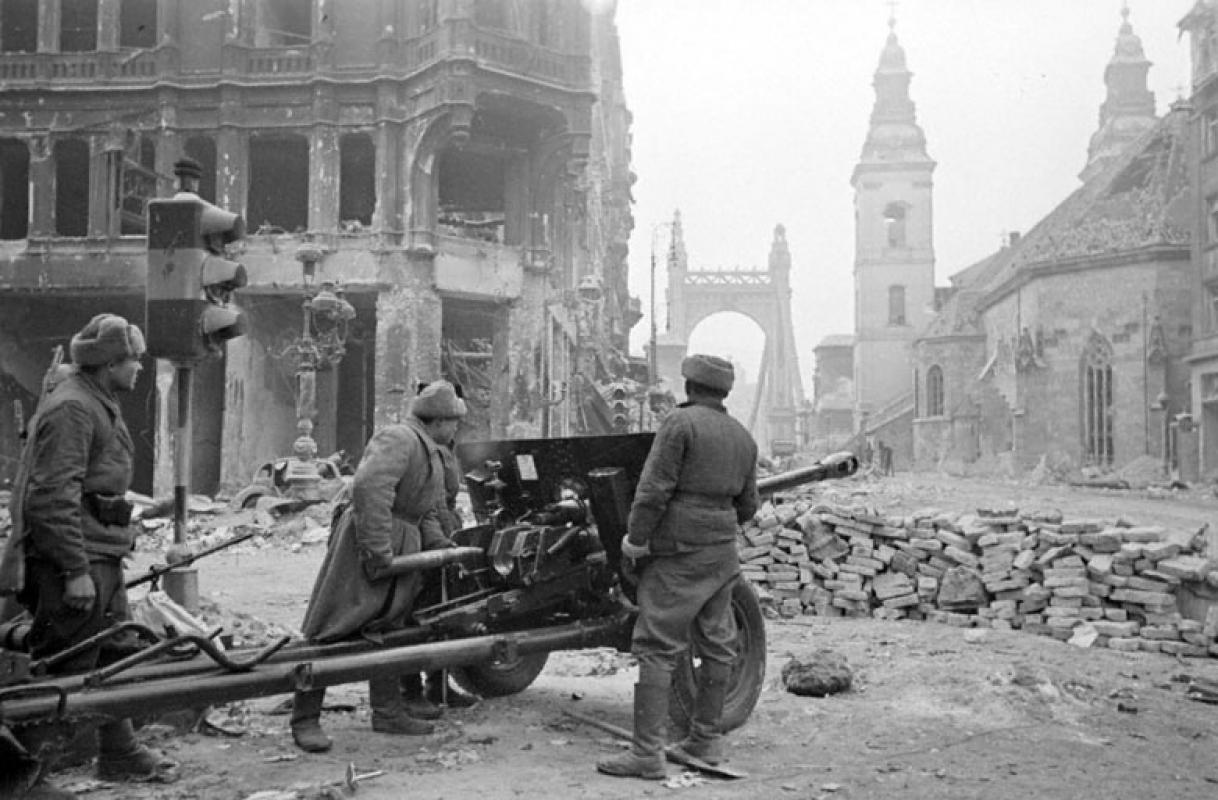 1945 m. balandžio 4 d. Tarybinė armija išvadavo Vakarų Europos fašistų Vokietijos nacistų okupuotą Vengriją