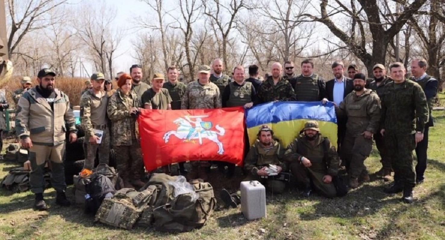 Skvernelis pažadėjo Kijevo perversmininkų chuntai padovanoti dar daugiau karinės įrangos