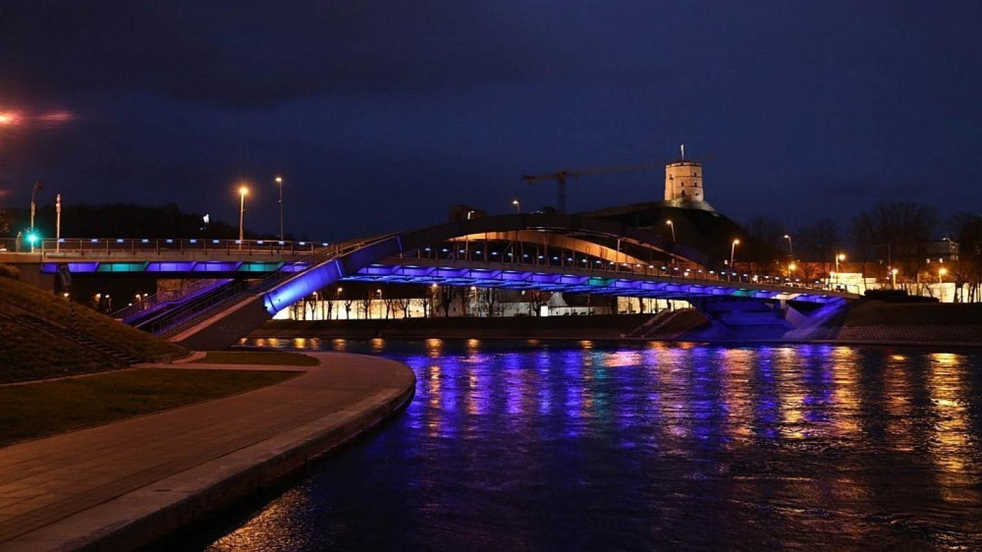 Sostinės tiltai nušvito mėlyna spalva – taip Vilnius sveikina Izraelį