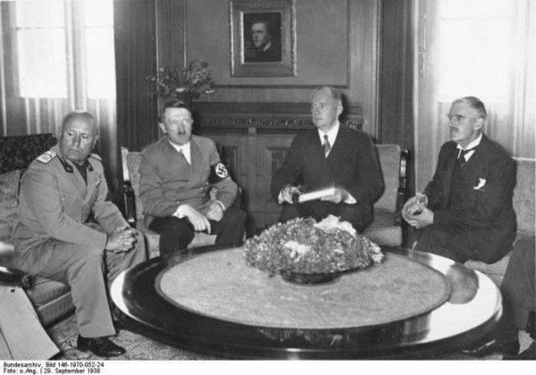 Kas ir kada pasirašinėjo sutartis su Hitleriu?