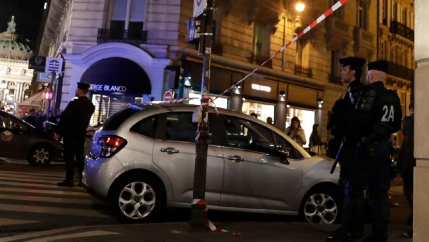 „Alach akbar“ skamba Paryžiuje: vienas praeivis papjautas, keturi sužeisti