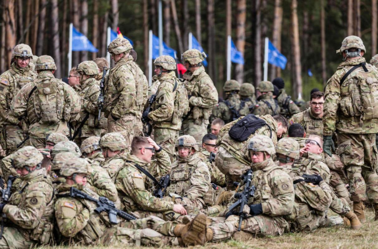 Lenkija siūlo 2 milijardus dolerių už nuolatinę JAV karinę bazę šalyje