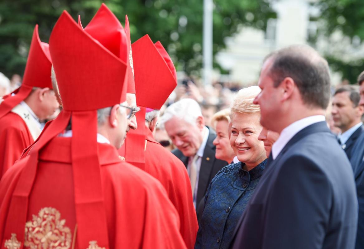 Kodėl Vytautas Bakas slepia, kad prezidentė Dalia Grybauskaitė buvo „MG Baltic“ parankinė ir šantažavo Bažnyčios hierarchus nesipriešinti alkoholio reklamai?