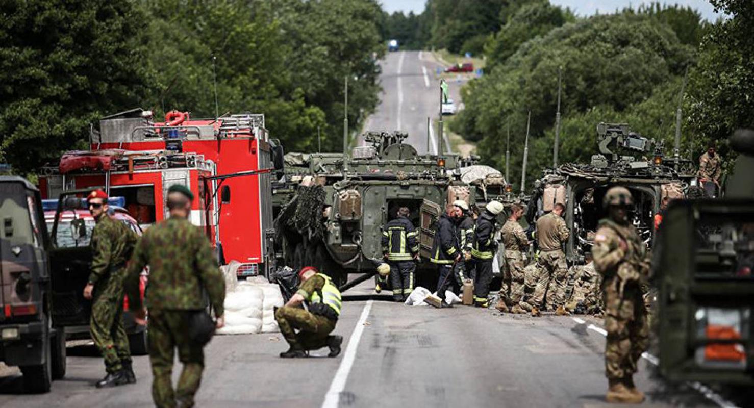 Lietuvos keliai neįveikiami bukiems JAV kariuomenės vairuotojams: į medį įsirėžė dar vienas okupacinių pajėgų šarvuotis. Vienas okupantas išvestas iš rikiuotės