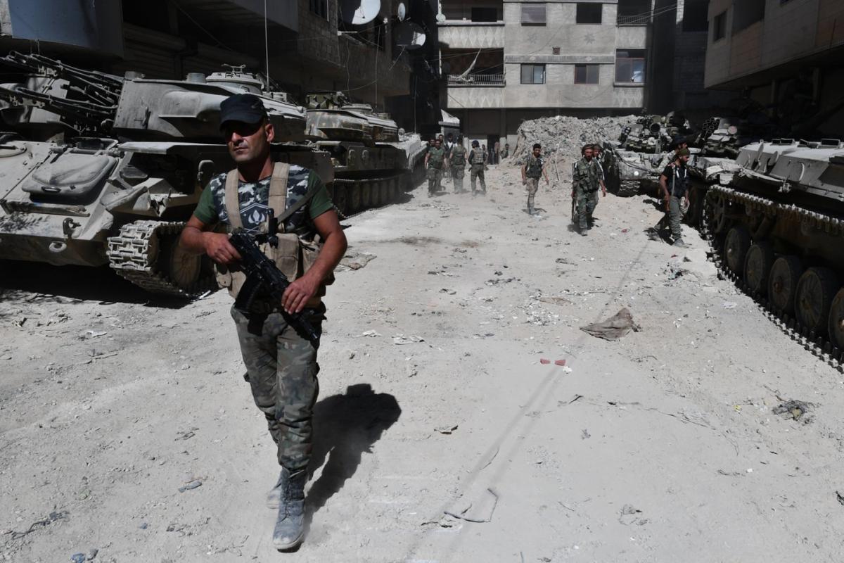 Rytų Sirijoje per bombardavimą žuvo 52 provyriausybiniai kovotojai