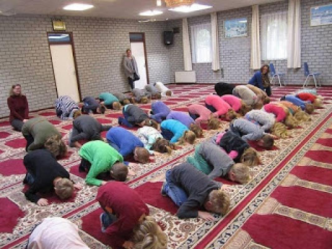 Vokietijoje nubausti vaikui mečetėje lankytis neleidę tėvai