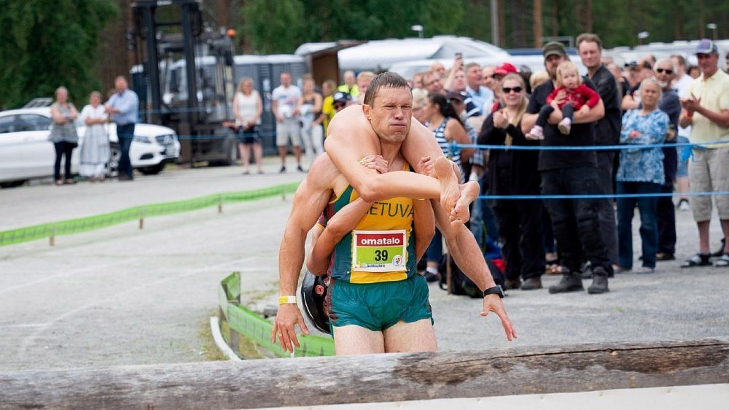 Šeštadienį Suomijoje vykusiame pasaulio žmonų nešimo čempionate triumfavo lietuviai Vytautas Kirkliauskas ir Neringa Kirkliauskienė.