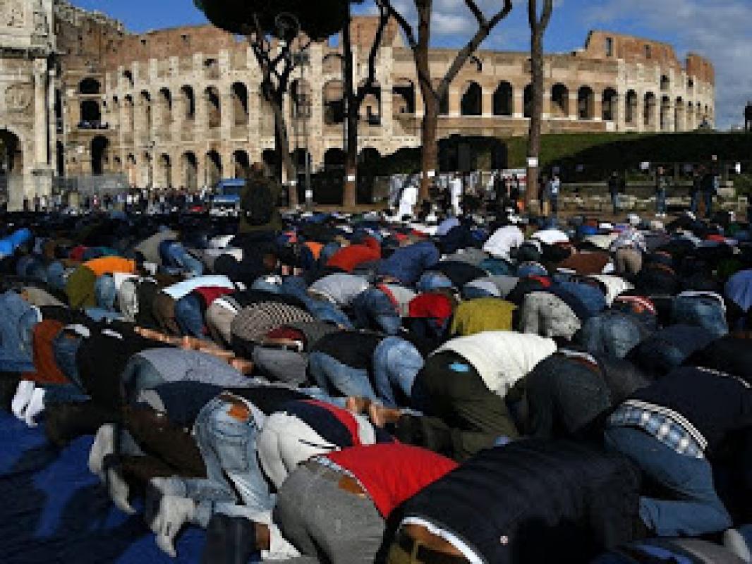 Italijos vyskupas: „Būčiau pasiryžęs visas bažnyčias paversti mečetėmis, jei tai būtų naudinga gelbėjant migrantus“