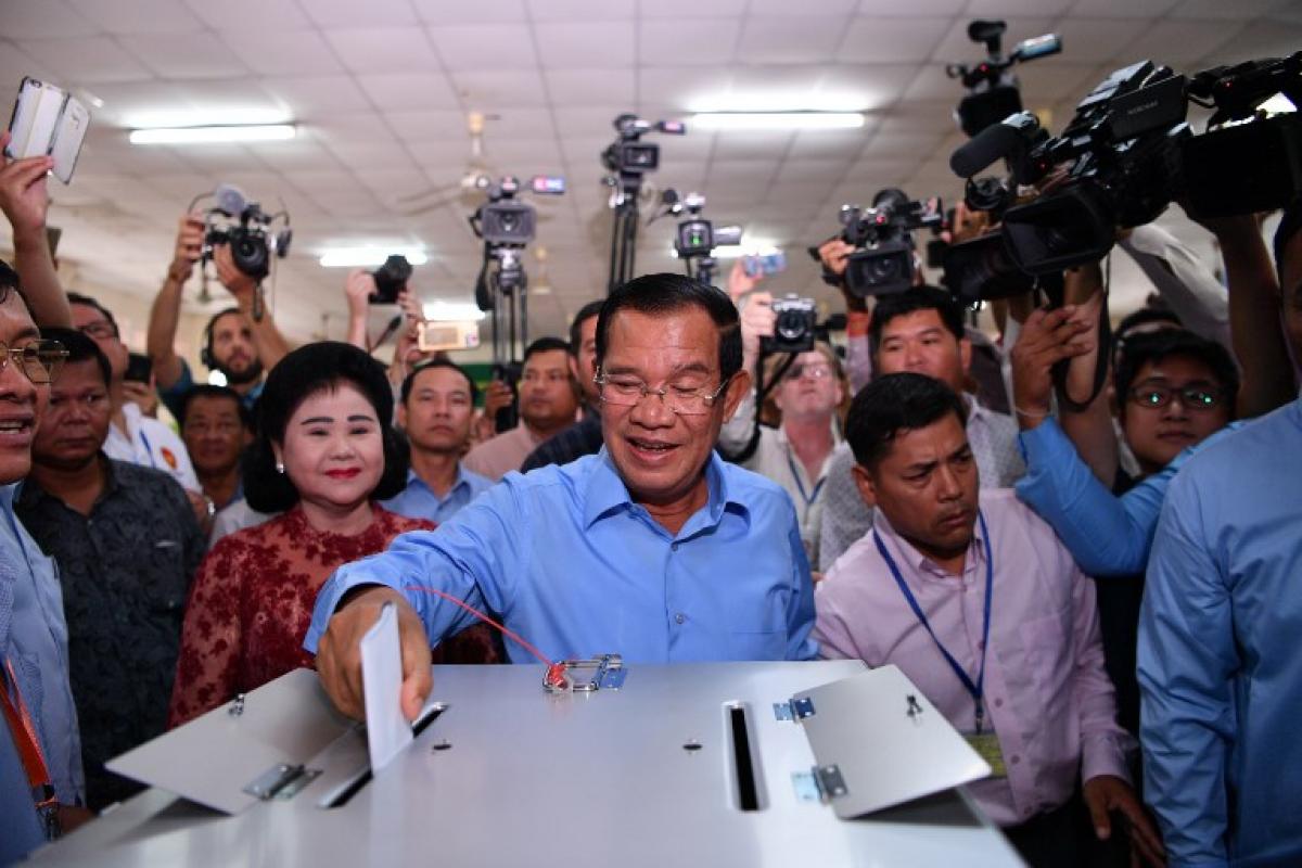 Rinkimai Kambodžoje praėjo sklandžiai, tačiau vakaroidai vistiek nepatenkinti / Выборы в Камбодже прошли гладко